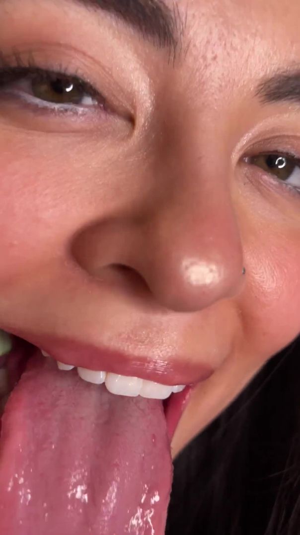 Giantess teases mouth - ThisVid