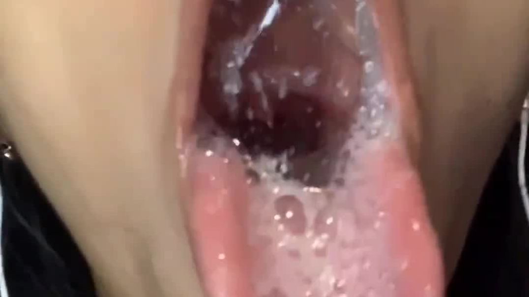 ⁣Sloppy wet tongue