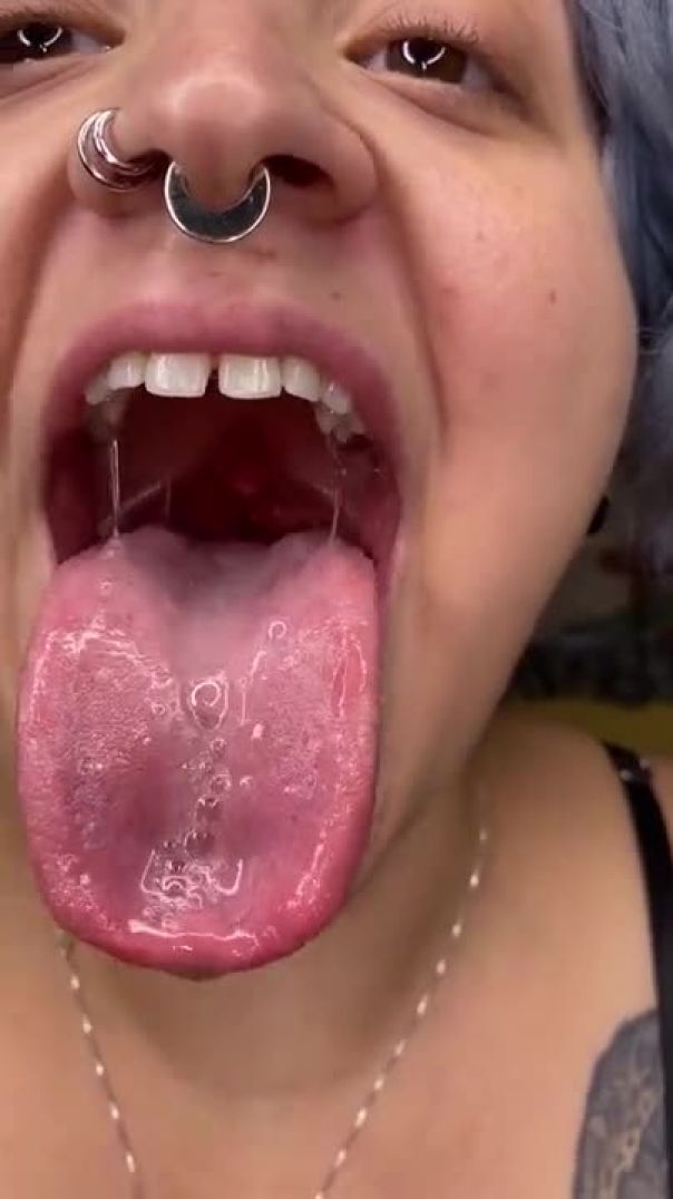 Huge tongue milf - ThisVid
