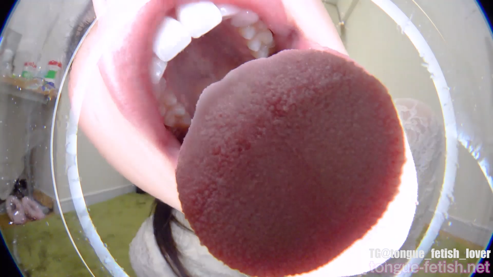 Licking lens