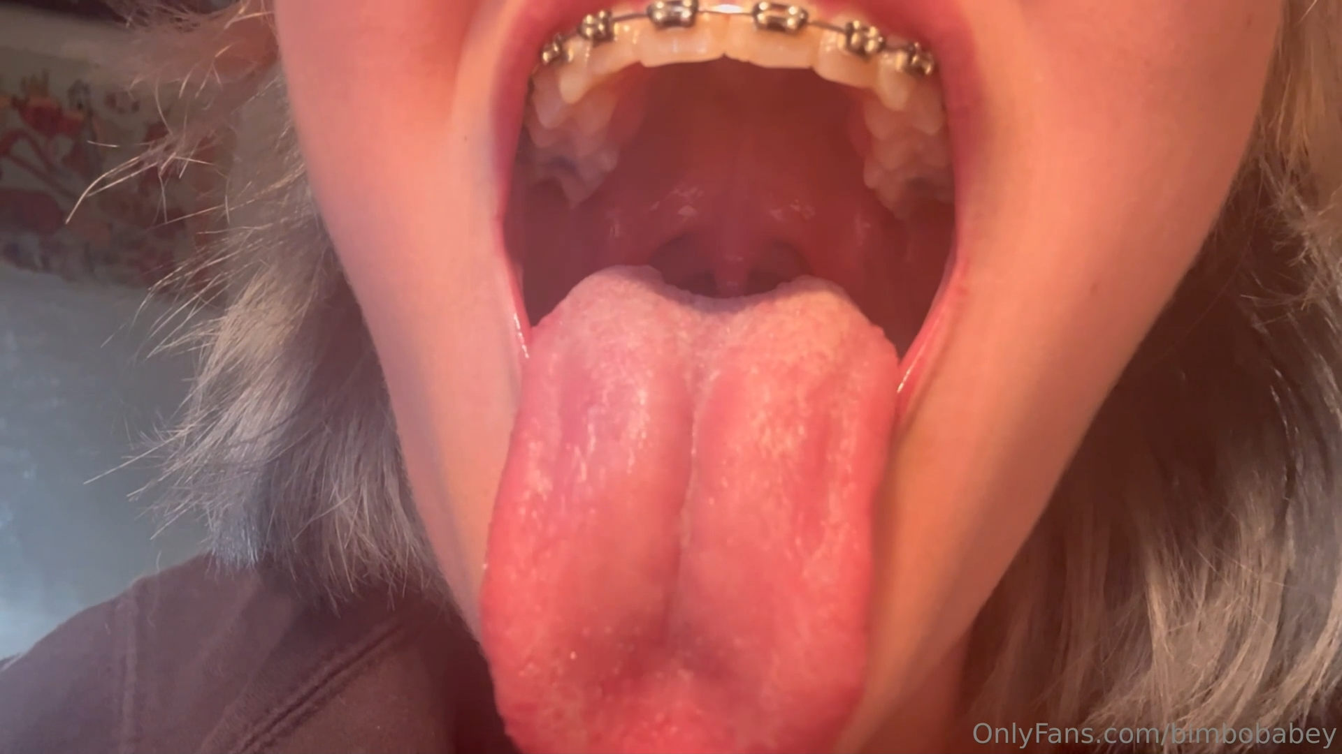 A nice giantess finds you (vore)