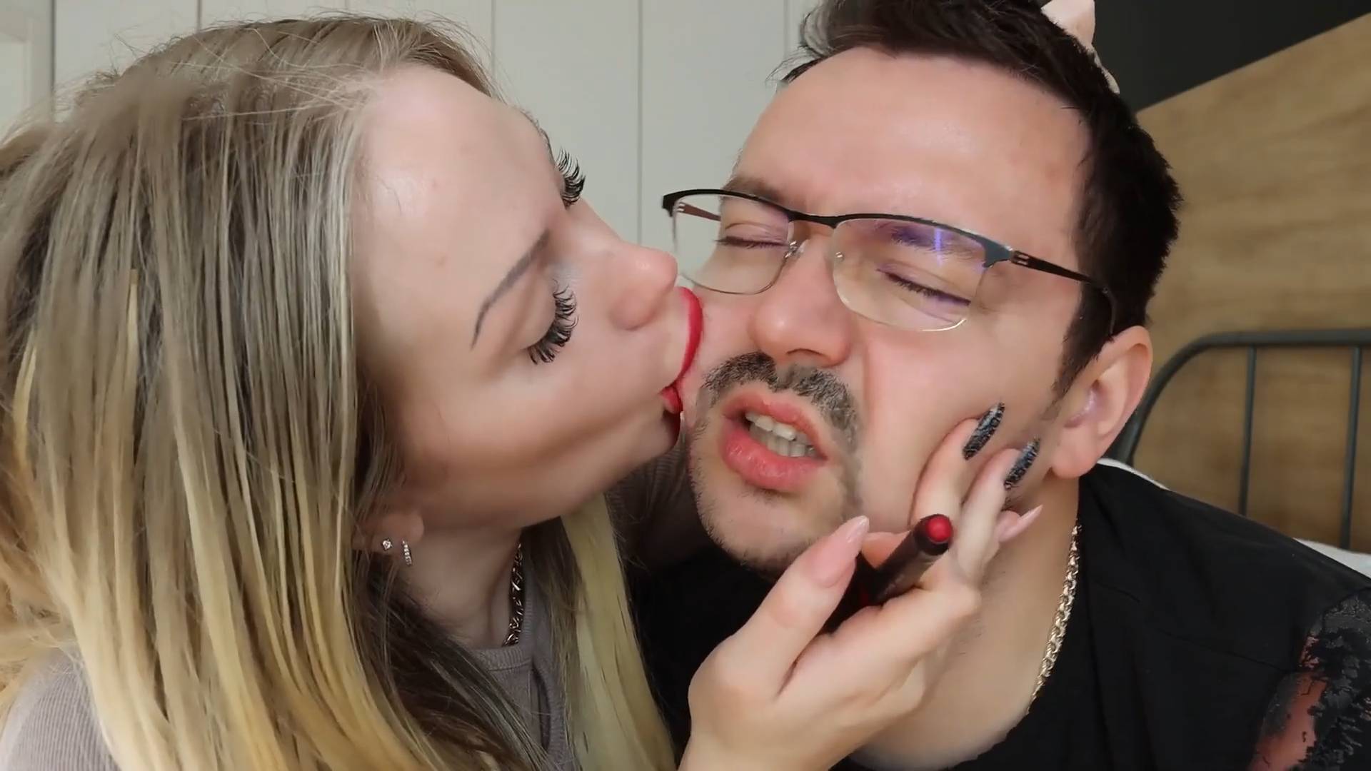 The girl kisses licks and sucks on a face with lipsti - ThisVid