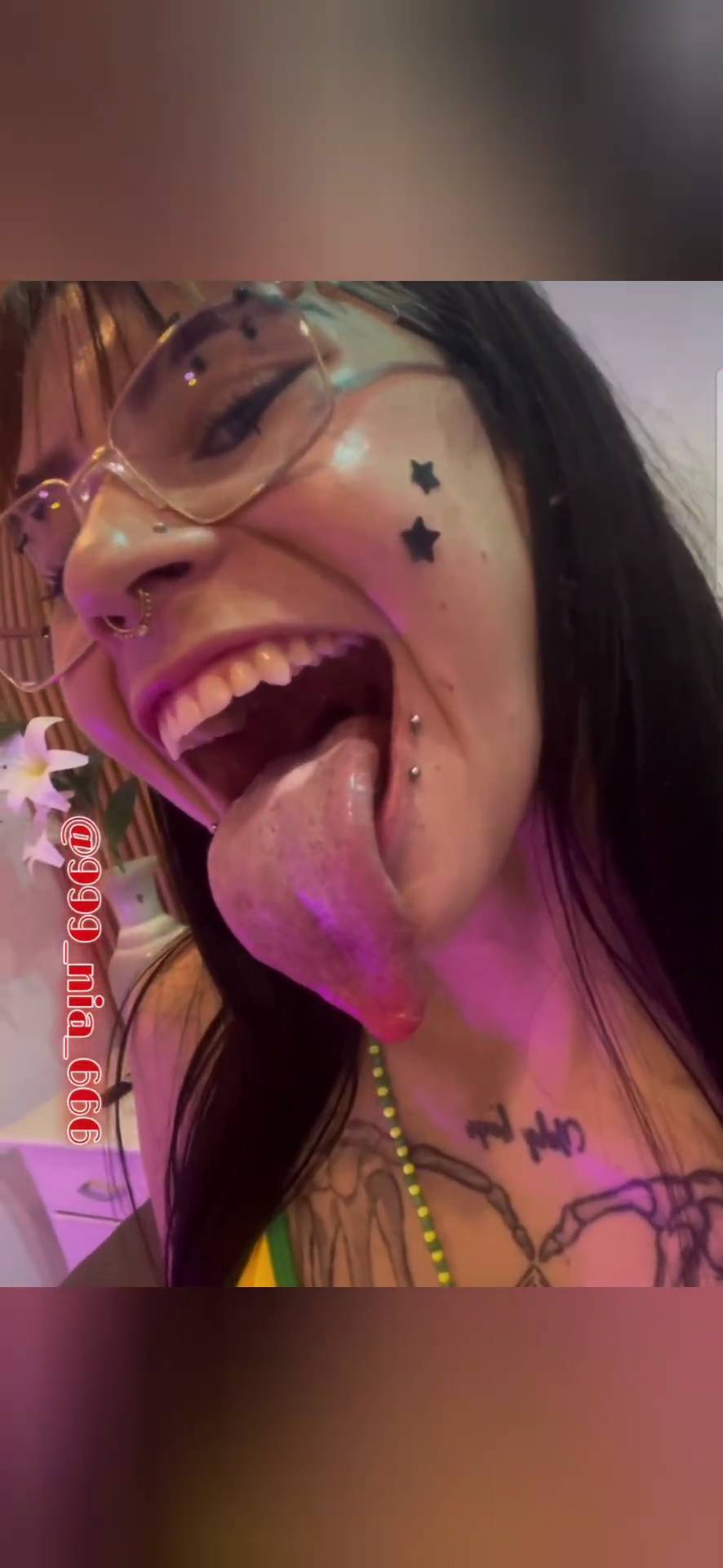 999_nia_666 Long Tongue