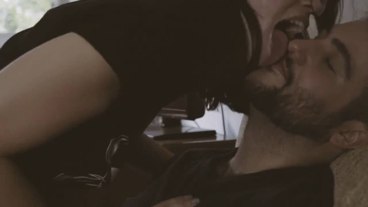 ⁣Face licking Kisss - ThisVid
