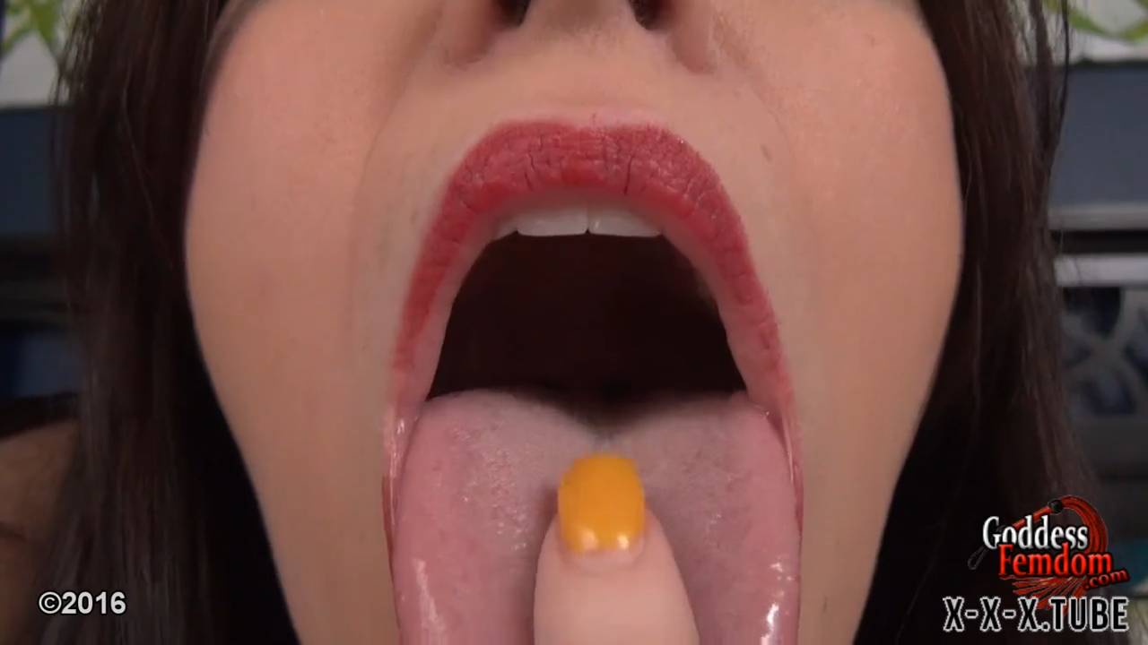 ⁣Amiee Cambridge giantess snack