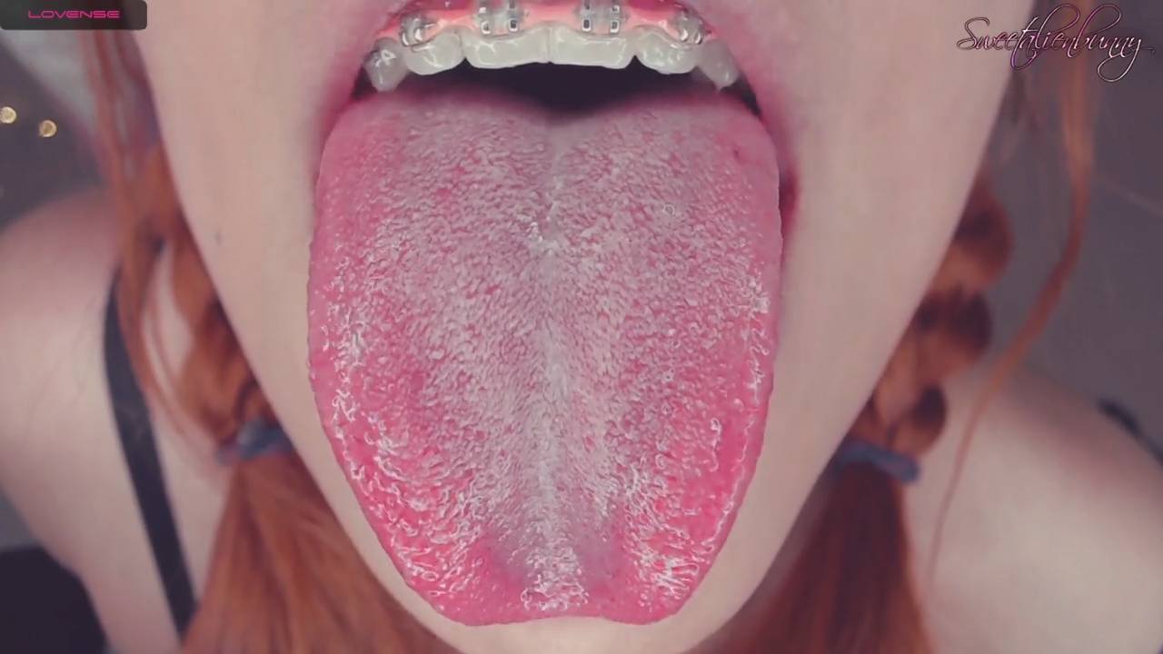 ⁣Smelly tongue fetish